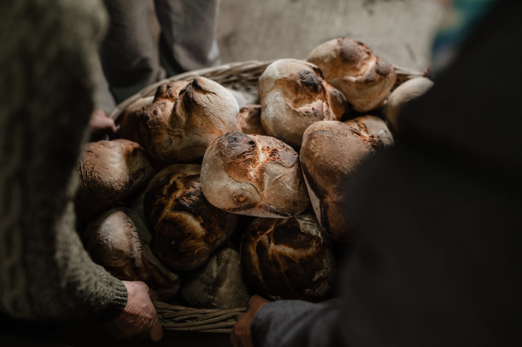 Panière remplies de pains de campagne