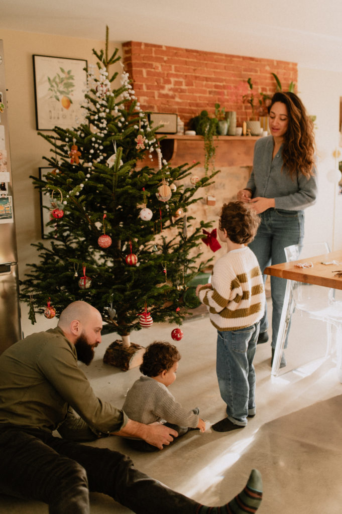 Une séance famille de Noël autour du sapin