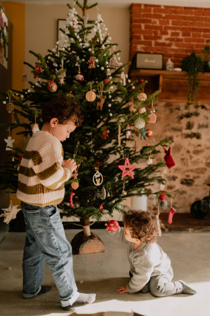 Deux frères devant un sapin de Noël
